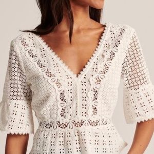 NWOT gorgeous Abercrombie crochet lace cropped peplum top - white - size XS